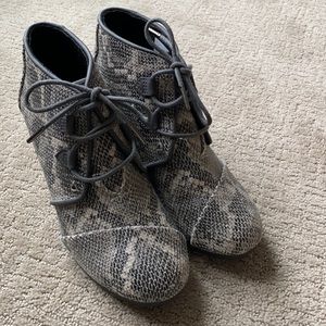 Toms snakeskin ankle lace up booties size 8